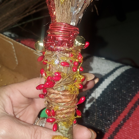 Holiday mini cinnamon brooms - Picture 3 of 5